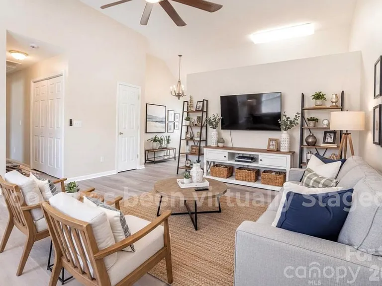 122 Addison Pl — Photo 2