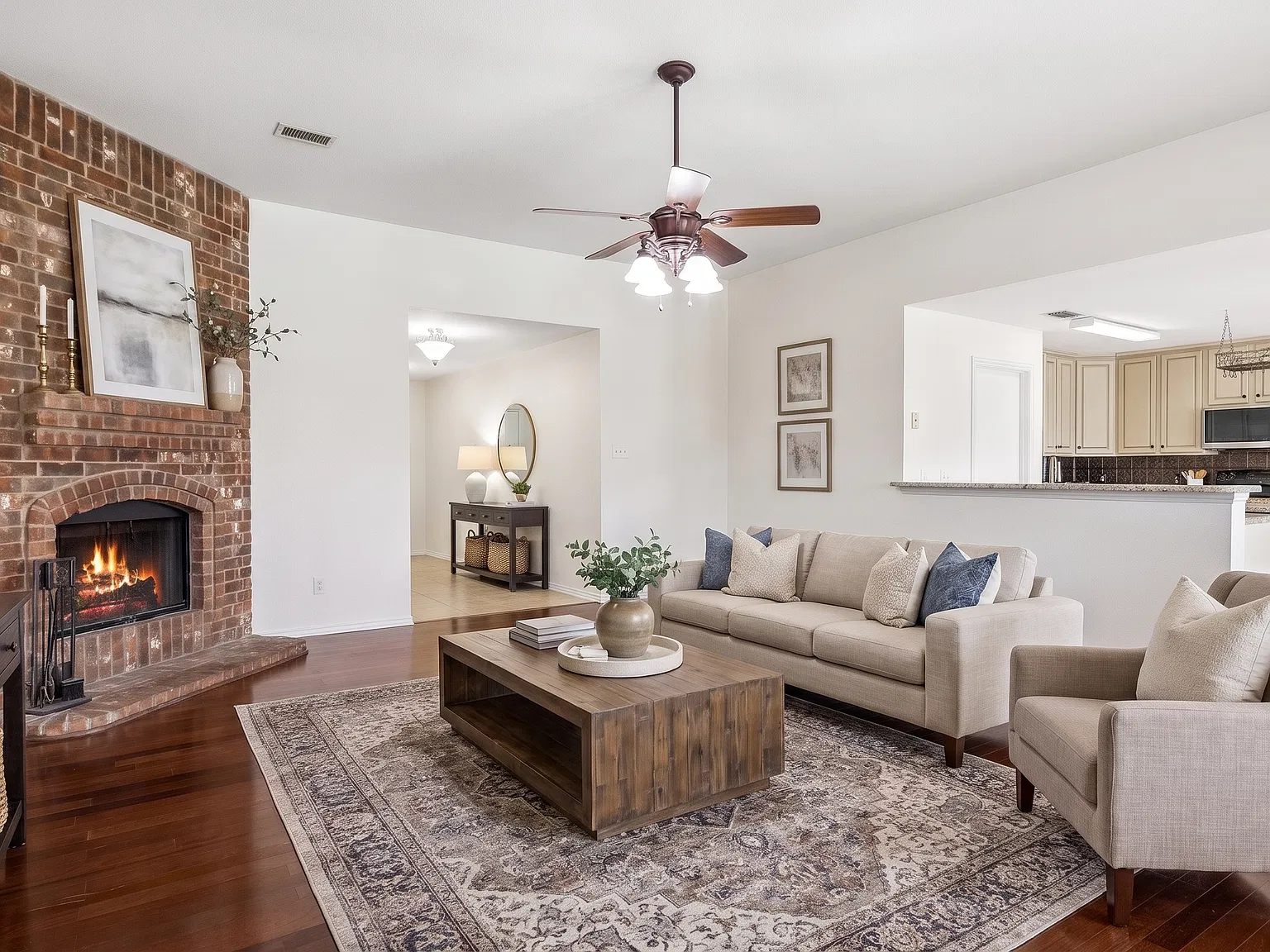 4 bed, 1979 sqft, $2,100 — Photo 2
