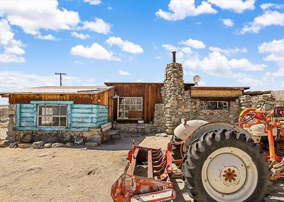 1st image of 76225 Larsen Ln