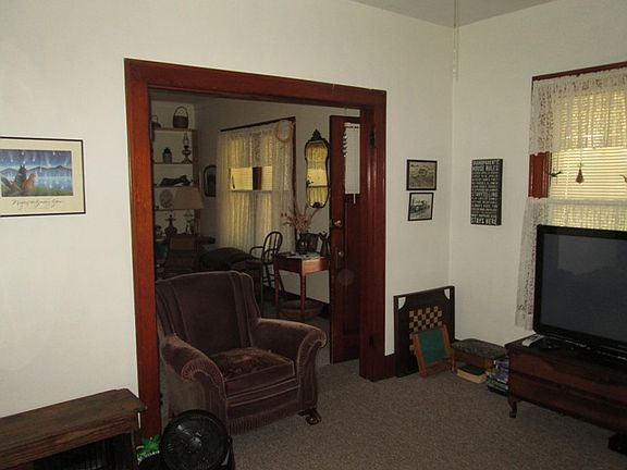 3rd image of 821 West Broadway
