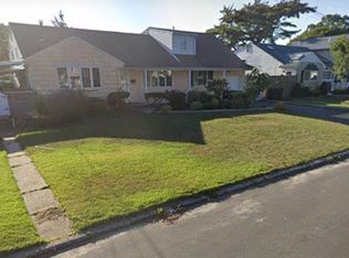 316 E 4th St, Deer Park, NY 11729
