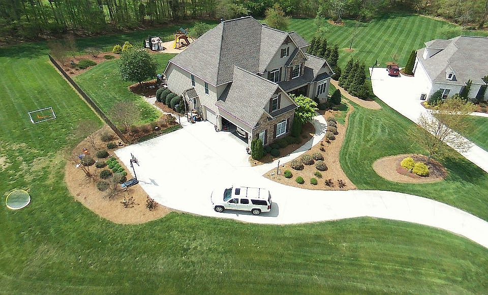 2nd image of 145 Brightleaf Ln