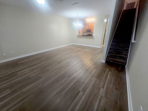 3rd image of 326 Stratford Dr