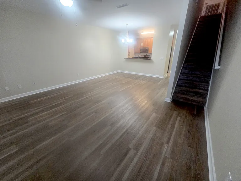 326 Stratford Dr — Photo 3