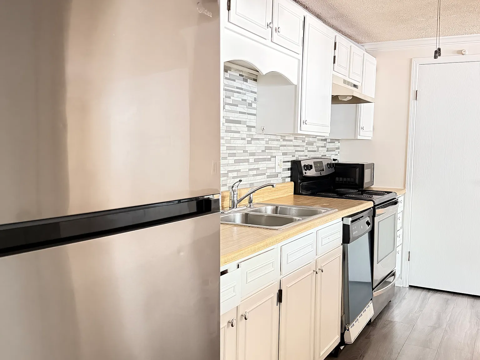2 bed, 848 sqft, $1,600 — Photo 2