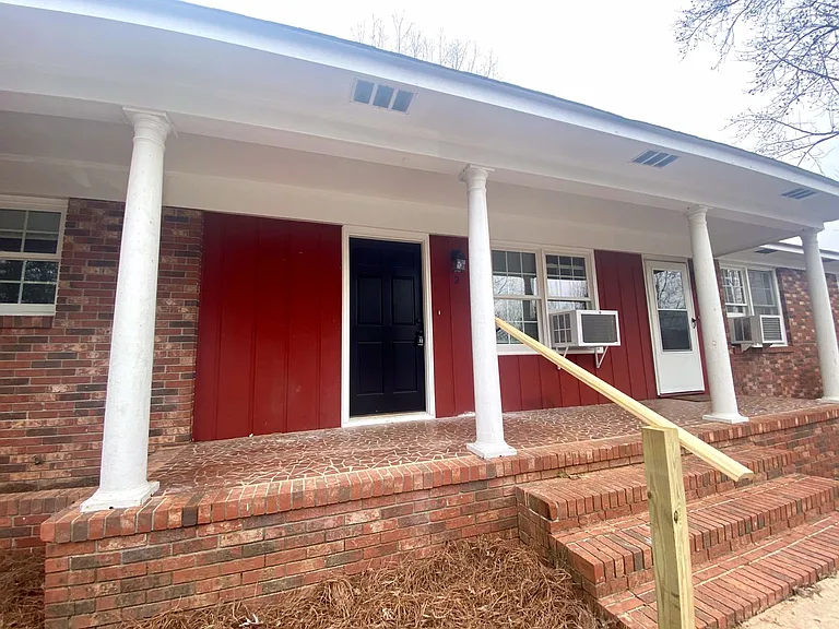 242 Cochran Rd — Photo 2