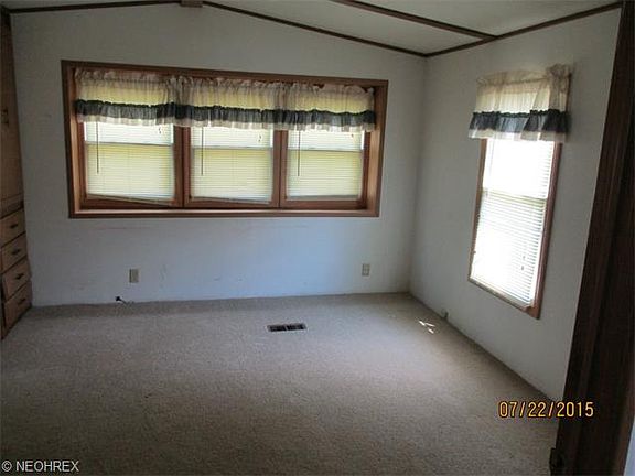 5th image of 64 Shady Acres Dr