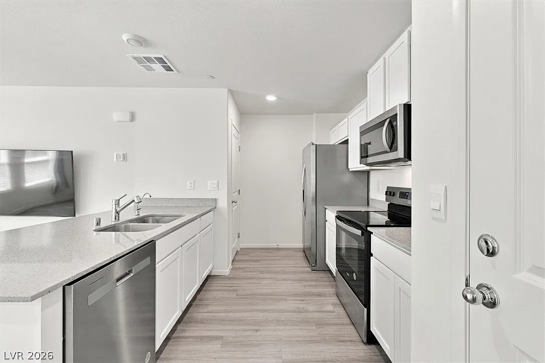 3 bed, 2.5 bath, 1295 sqft, $2,000 — Photo 3