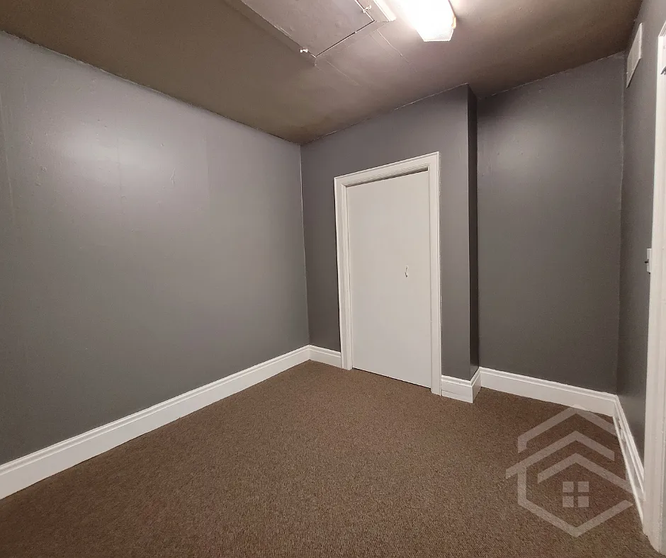 555 Dundas Street Woodstock — Photo 2