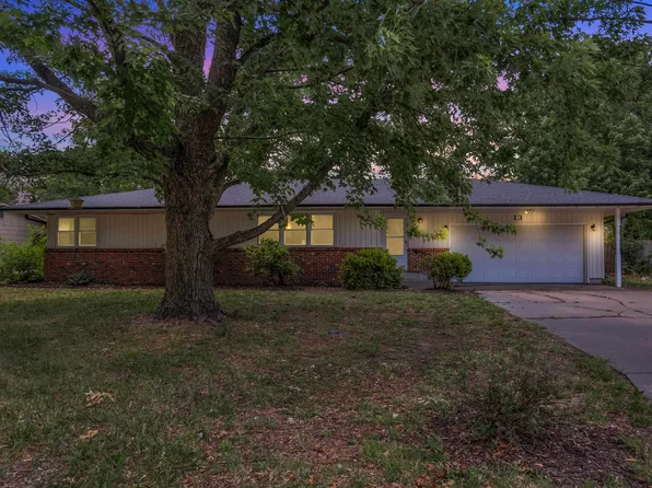 13 Sunset Dr, Hesston, KS 67062
