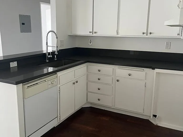 7320 Hazeltine Avenue (5295) — Photo 15