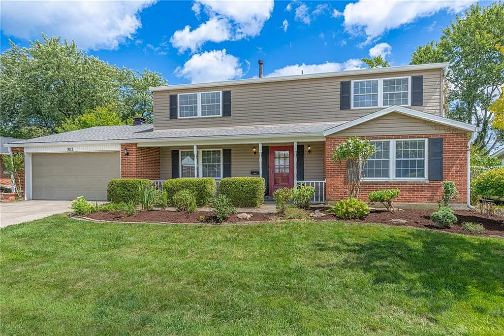 4 bed, 2.5 bath, 2518 sqft, $2,300 — Photo 2