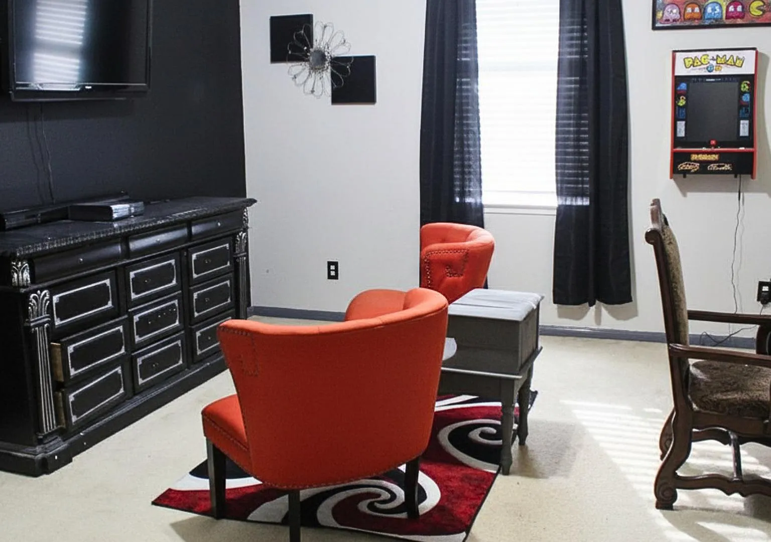 3 bed, 1.0 bath, 2097 sqft, $910 — Photo 2