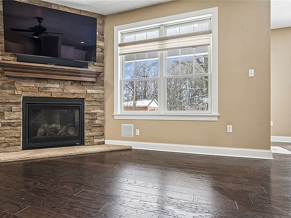 4th image of 883 Hearthstone Cir