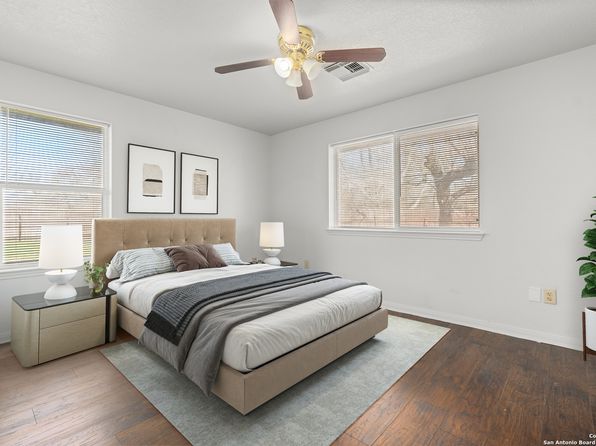 385 Falling Leaf Dr, Lytle, TX 78052
