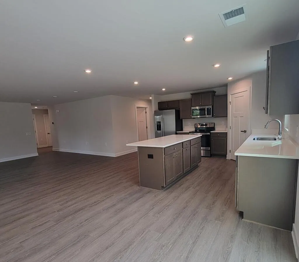 3 bed, 2.0 bath, 1723 sqft, $2,245 — Photo 2