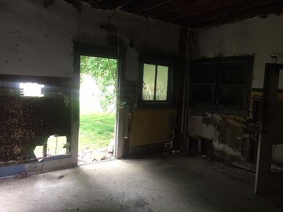 3rd image of 325 E Springdale Ave