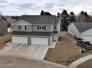 4131 Serenity Ct, Bismarck, ND 58503