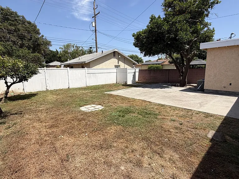 1104 N Frederic St — Photo 42
