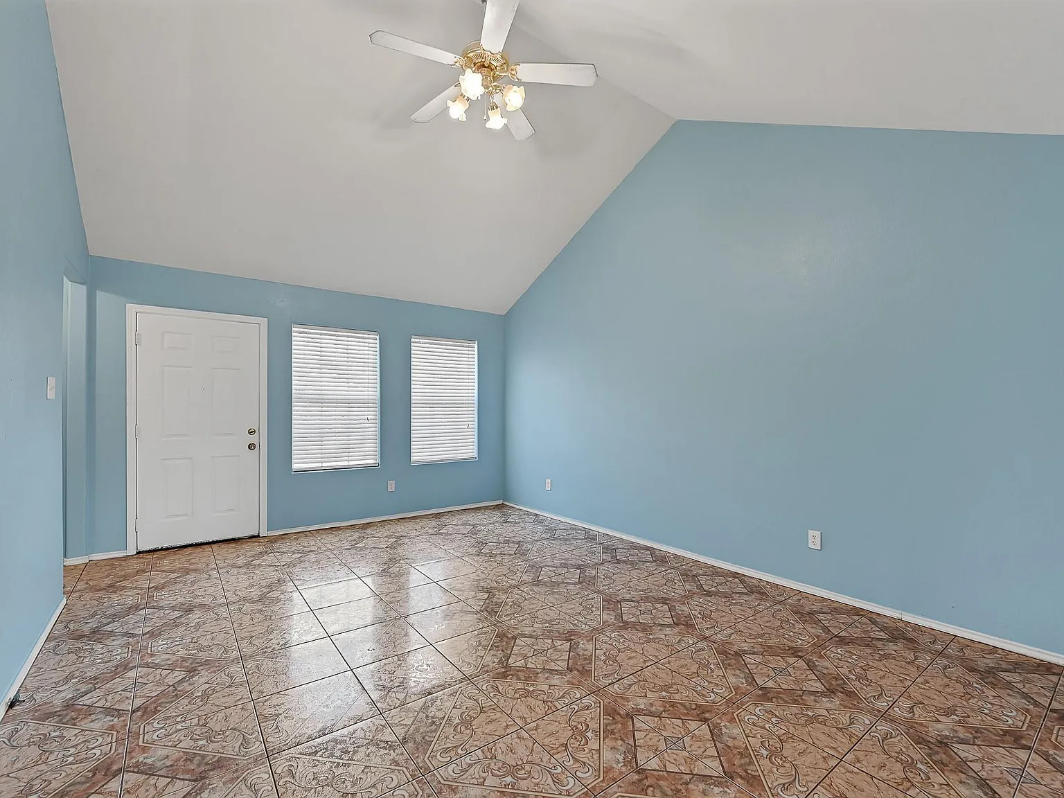 4 bed, 2.0 bath, 1365 sqft, $1,600 — Photo 4