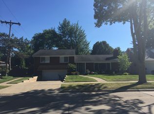 469 Cook Rd, Grosse Pointe Woods, MI 48236