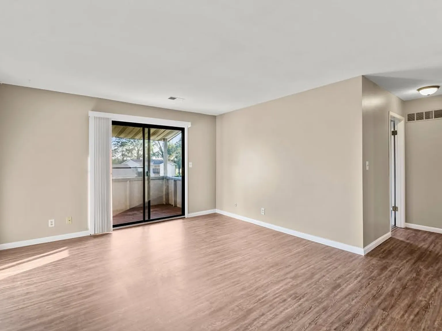 Stratford Arms Apartments — Photo 4
