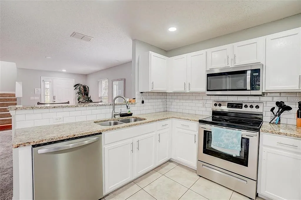 4 bed, 3.0 bath, 1644 sqft, $2,500 — Photo 2