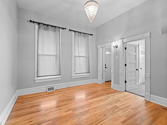 5th image of 936 Mariposa St