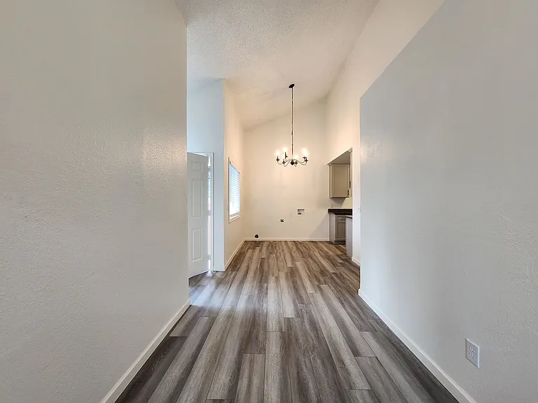 2557 Kenton Ct — Photo 4