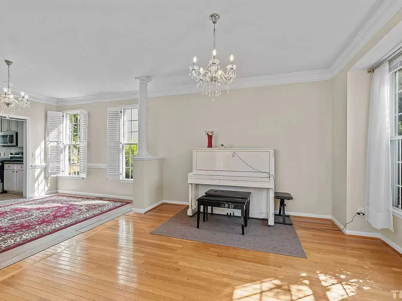 5 bed, 2560 sqft, $3,300 — Photo 4