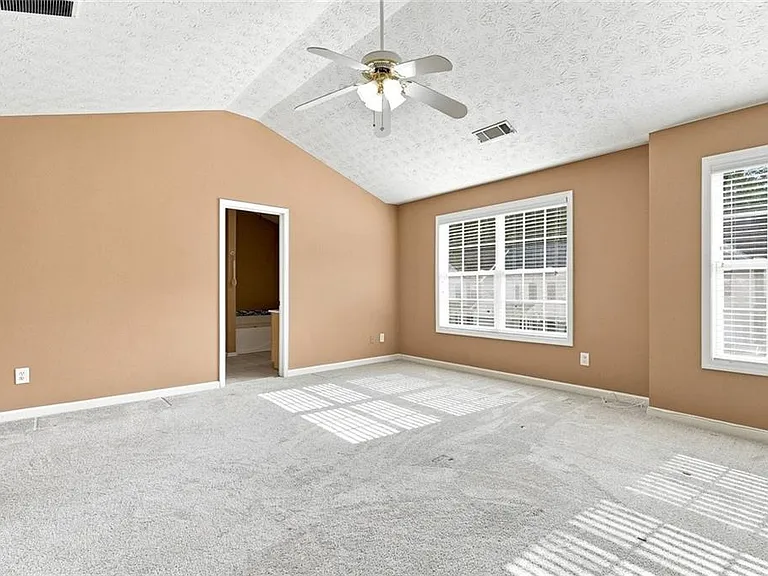 3063 Kentmere Dr — Photo 13
