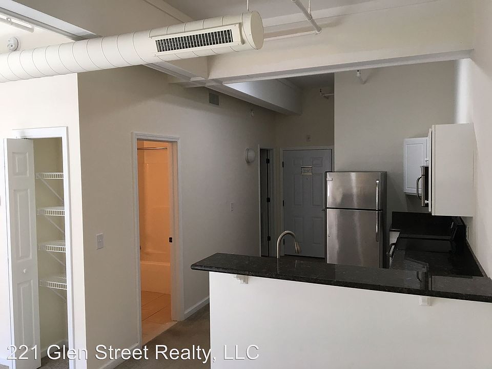 1st image of 221 Glen St APT 204