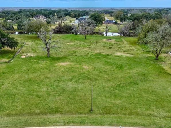 865 Mill Rd, Angleton, TX 77515