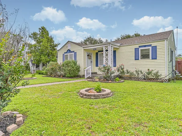 4817 Alamo Dr, Galveston, TX 77551