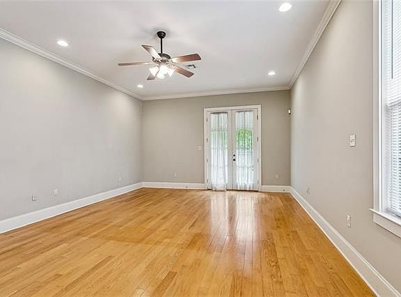 3rd image of 1111 Dante St