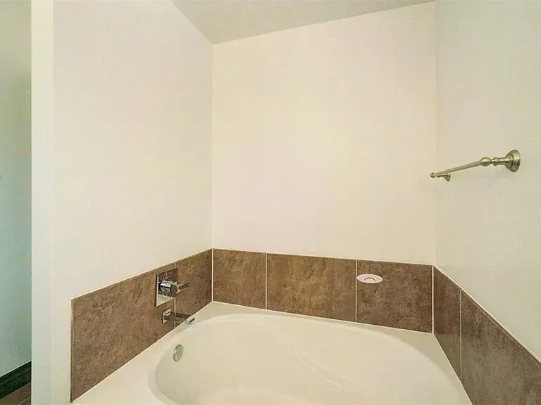 2420 NW 175th St — Photo 23