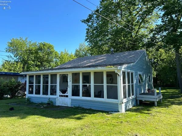 124 Lakeview Dr, Put In Bay, OH 43456
