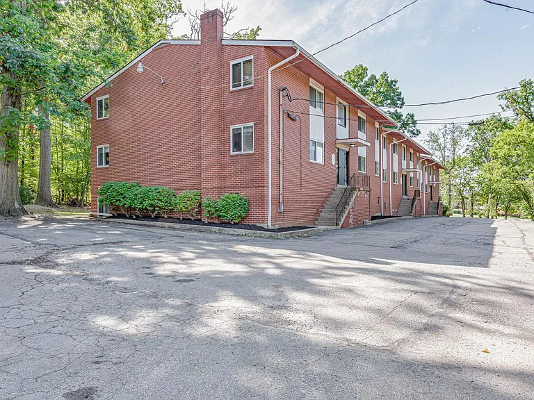 Brooklane Manor Apartments — Photo 85