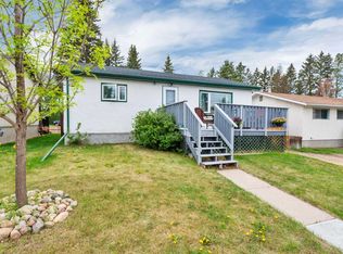 5010 E 53rd St, Sylvan Lake, AB T4S 1E7