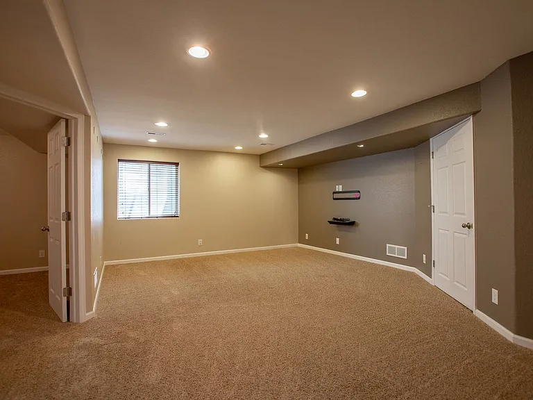 1076 Fairfield Ave — Photo 38