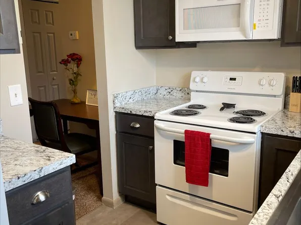 Riverside Court Apartments