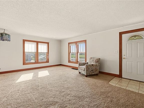 4th image of 219 W 4th St