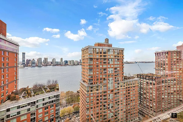 Rented by R New York | media 2