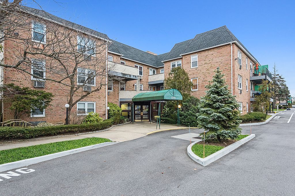 570 Broadway, Lynbrook, NY 11563 Zillow
