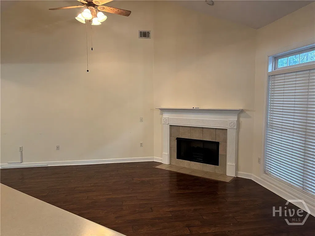 3 bed, 2.0 bath, 2047 sqft, $2,950 — Photo 4