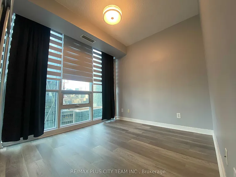 18 Harbour St #1802 — Photo 8