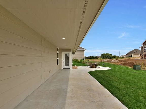 3rd image of 1362 E Lookout Cir
