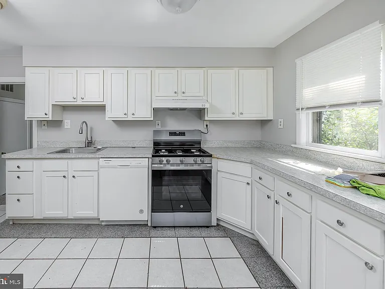 1100 Woodlawn Ave — Photo 2