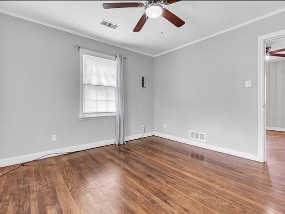 5th image of 1061 E Walthal Cir
