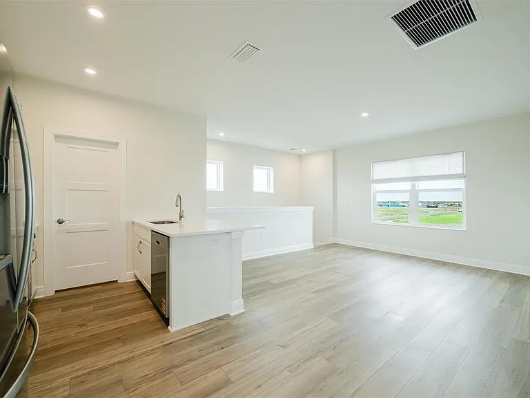 7910 Lake Flores Ave — Photo 9